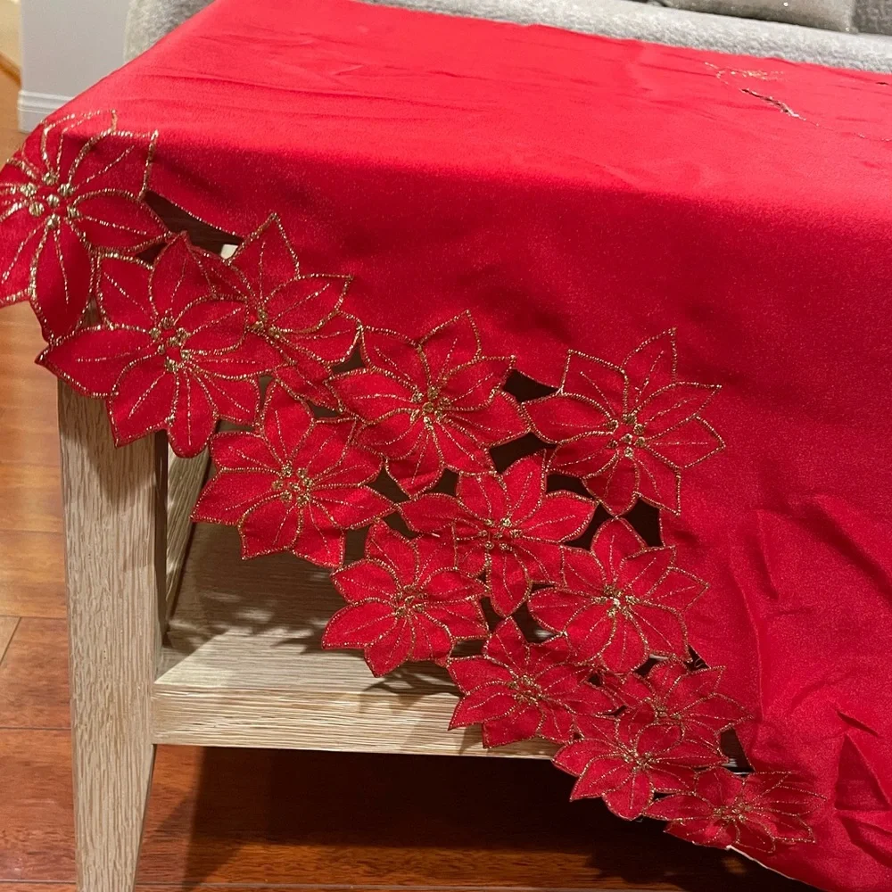 Poinsettia Cluster Round Red Tablecloth